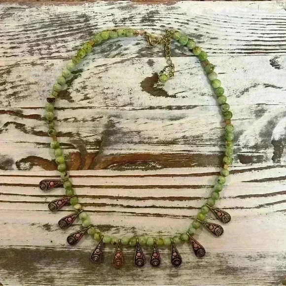 Green bead and Copper tone Necklace - Picture 2 of 5